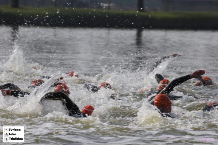 gara con nuoto bicicletta e corsa