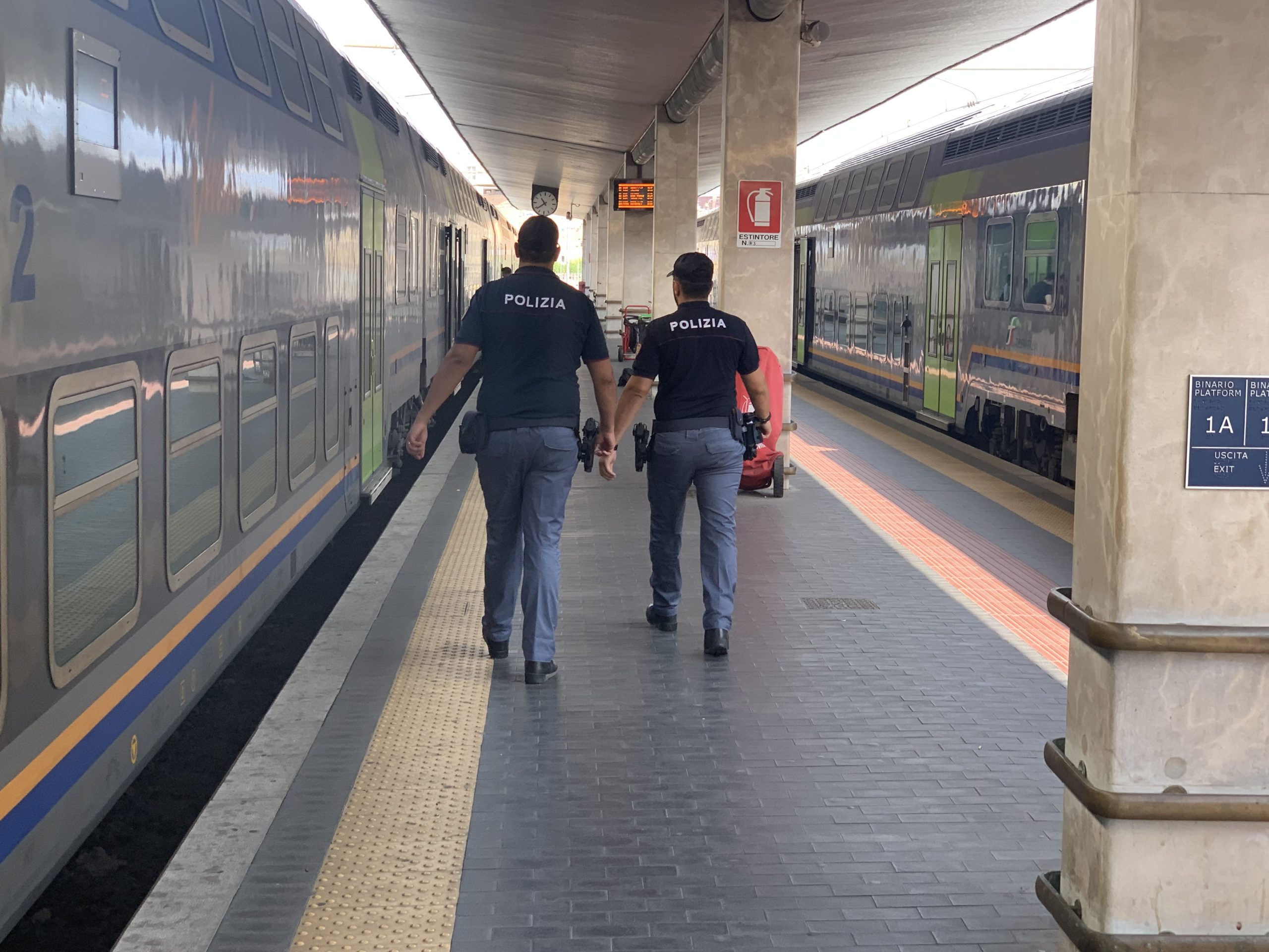 Tenta Di Rapinare Una Passeggera Del Treno Regionale E Poi Prova A Sfilare La Pistola A Un 7414